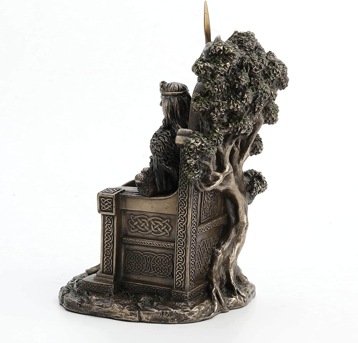 Queen Medb is represented sitting upon a throne decorated with knotwork. Her shield and spear are at the ready, her sword in her hand. A tree grows from behind her seat.