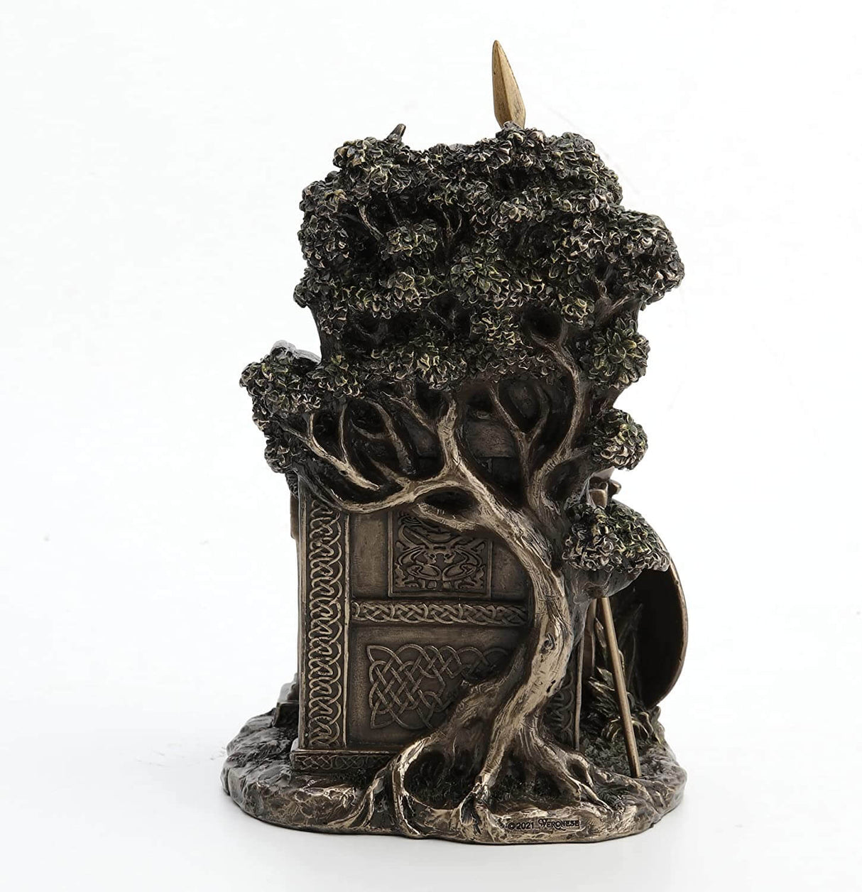 Queen Medb is represented sitting upon a throne decorated with knotwork. Her shield and spear are at the ready, her sword in her hand. A tree grows from behind her seat.