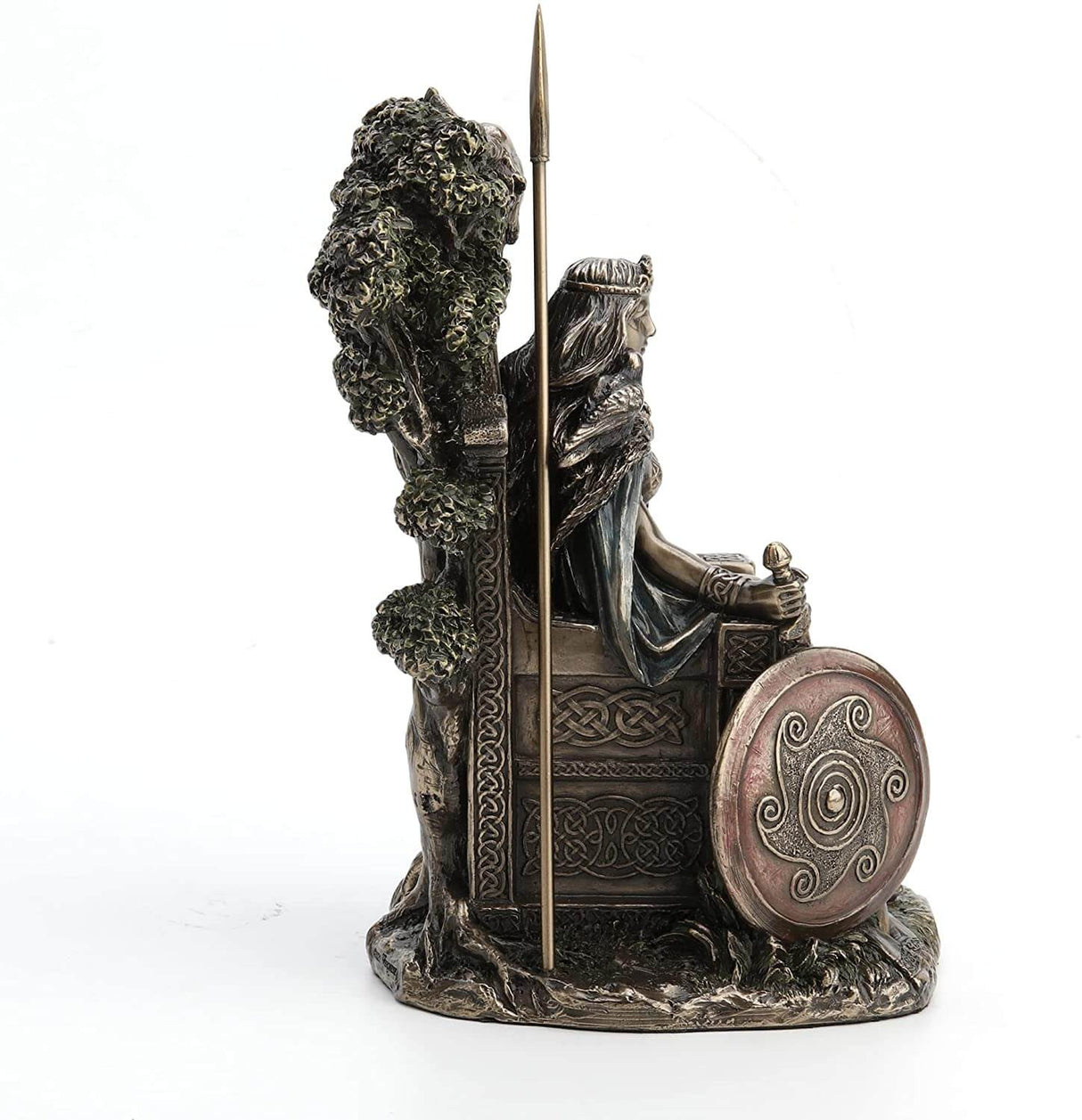 Queen Medb is represented sitting upon a throne decorated with knotwork. Her shield and spear are at the ready, her sword in her hand. A tree grows from behind her seat.