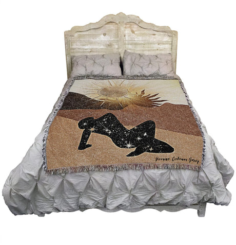 Bed with blanket with a desert scene and silhouette design