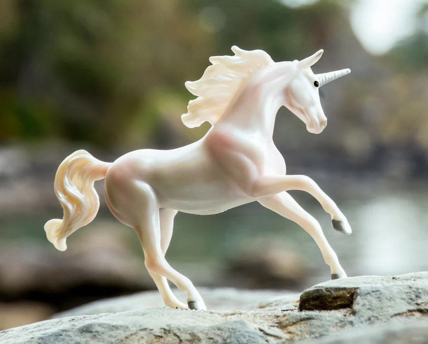 Breyer Unicorn Treasures Pearl - pale pink model