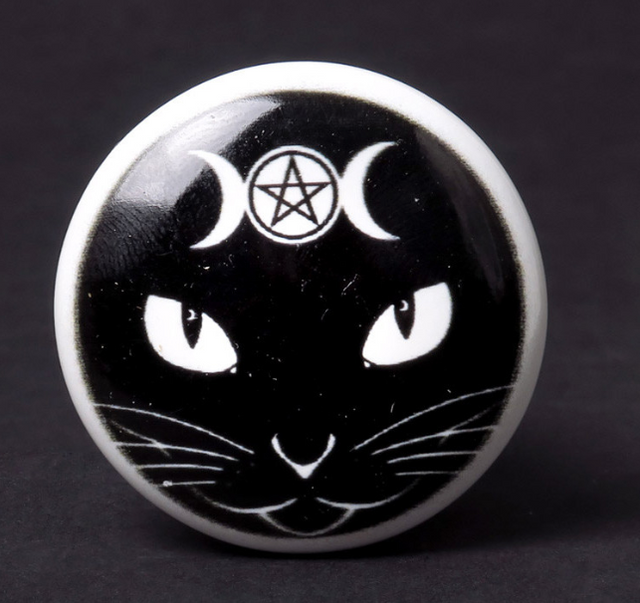 Bottle stopper with a black cat face on white background